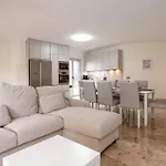 Jazmines - Spacious Four Bedroom Apartment In San