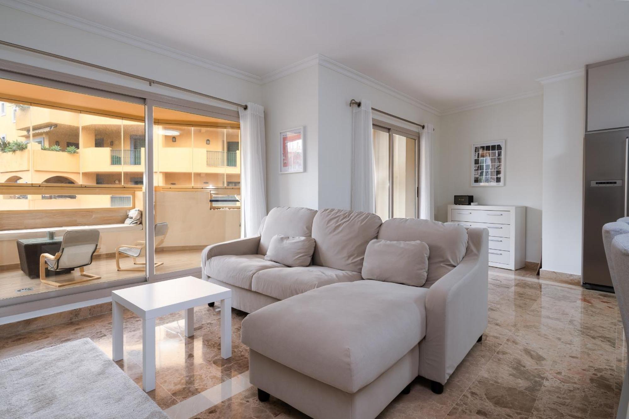 Jazmines - Spacious Four Bedroom In San Apartment Marbella